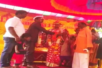 ஒரு முறை கூட அவரை வற்புறுத்தவில்லை! மகளுக்கு இந்து முறைபடி திருமணம் செய்து வைத்த முஸ்லீம் தந்தை!  இணையத்தில் வைரலாகும் வீடியோ