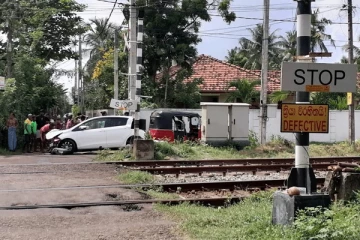 ஒரே குடும்பத்தினர் சென்ற காரை மோதித்தள்ளியது ரயில்