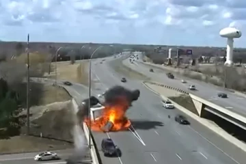 அமெரிக்க நெடுஞ்சாலையில் டிரக் மீது கார் மோதியதில் பெரும் தீவிபத்து! வைரலாகும் சிசிடிவி காட்சிகள்