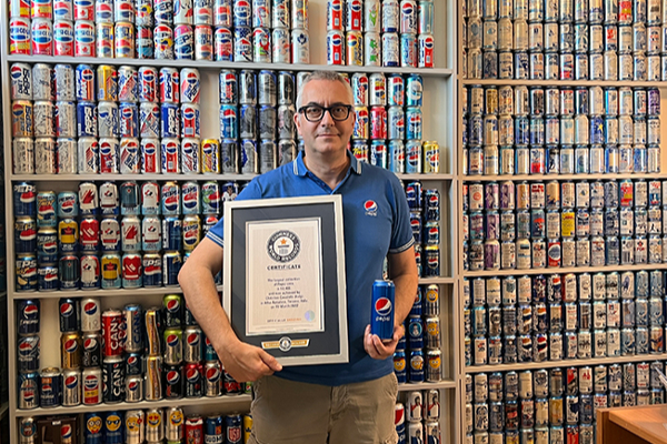 பெப்சி கேன்களால்  கின்னஸ்  சாதனை படைத்த நபர்! | Guinness World Record Holder With Pepsi Cans