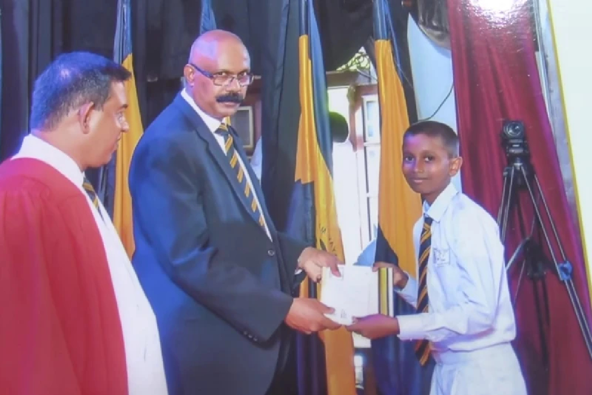 சாதாரணதர பரீட்சை : 09 ஆம் தரத்தில் 9ஏ பெறுபேறுகளை பெற்று சாதித்த மாணவன் : குவியும் வாழ்த்துக்கள் | Mahinda Binal Who Took Ol In Year 9 Got 9 A சாதாரணதர பரீட்சை : 09 ஆம் தரத்தில் 9ஏ பெறுபேறுகளை பெற்று சாதித்த மாணவன் : குவியும் வாழ்த்துக்கள் | Mahinda Binal Who Took Ol In Year 9 Got 9 A