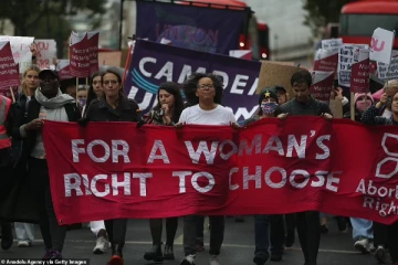 லண்டனில் கருக்கலைப்பு சட்டத்துக்கு எதிராக ஆயிரக்கணக்கானோர் ஆர்ப்பாட்டம்!