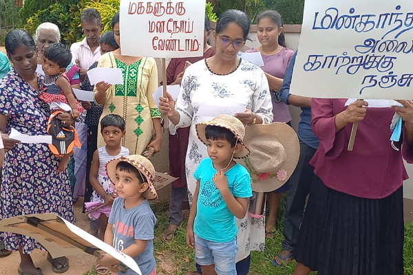 எமக்கு தொலைத்தொடர்பு கோபுரம் வேண்டாம்; யாழில் குழந்தைகளுடன் வீதிக்கு இறங்கிய மக்கள்! | We Don T Want A Telecom Tower Jaffna People