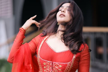 நடிகை ஐஸ்வர்யா லட்சுமி அழகிய ஸ்டில்கள்