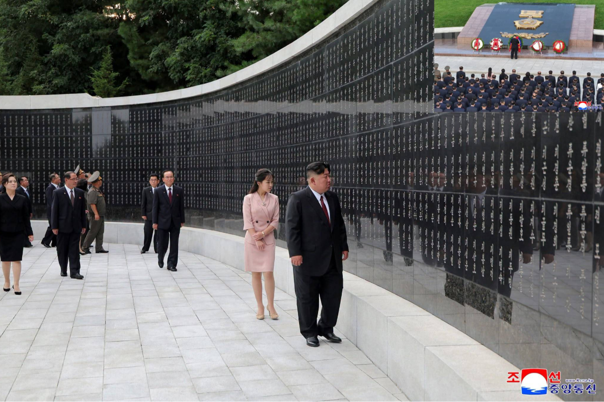 kim-jong-un-tribute-soviet-soldiers-in-north-korea