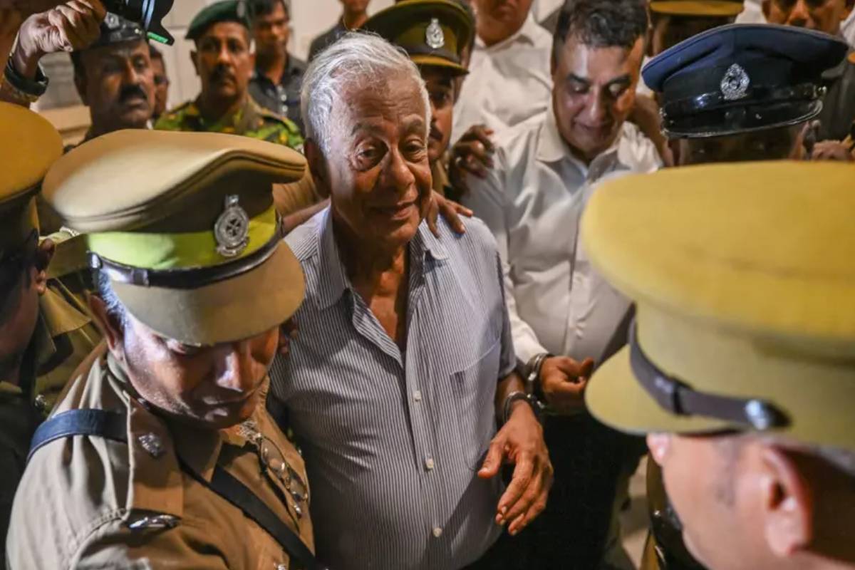 ஈஸ்டர் தாக்குதல் வழக்கில் நடந்த அதிரடி திருப்பம்! பூஜித் ஜயசுந்தர மற்றும் ஹேமசிறி தொடர்பில் வெளியான தகவல் | Pujith And Hemasiri To Welikada Prison ஈஸ்டர் தாக்குதல் வழக்கில் நடந்த அதிரடி திருப்பம்! பூஜித் ஜயசுந்தர மற்றும் ஹேமசிறி தொடர்பில் வெளியான தகவல் | Pujith And Hemasiri To Welikada Prison