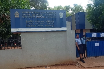 பணத்திற்காக வரிசை; வவுனியா கடவுச்சீட்டு அலுவலகம் சென்ற 5 பேர் அதிரடி கைது!