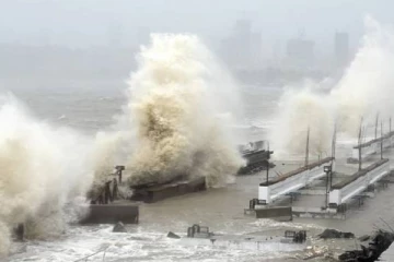 டவ்தே புயலால் நடுக்கடலில் சிக்கிய படகு: 14 பேர் உயிரிழப்பு! 233 பேரின் நிலை?