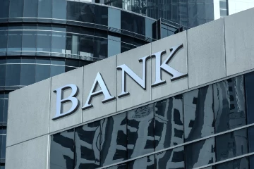 ප්‍රසිද්ධ බැංකුවකින් පාරිභෝගිකයන්ට විශේෂ නිවේදනයක් - බැංකුවේ කළමනාකරුවෙක් ඇතුළු පුද්ගලයින් කිහිප දෙනෙකු අත්අඩංගුවට