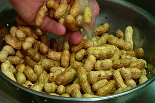 வேர்க்கடலை பெப்பர் சுக்கா - வீட்டிலேயே சுவையாக எப்படி செய்வது? | How To Make A Verkadalai Pepper Chukka Recipe