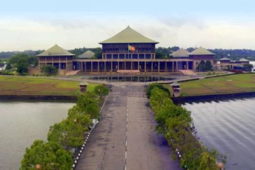 புதிய நாடாளுமன்றின் முதலாவது அமர்வில் பணியாற்றும் உறுப்பினர்கள்!