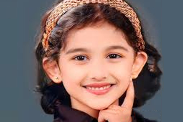 இந்த புகைப்படத்தில் உள்ள சென்சேஷனல் நட்சத்திரம் யார் என்று உங்களுக்கு தெரியுமா? இதோ பாருங்க | Sensational Actress Childhood Photo