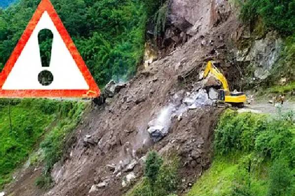 உடனடியாக வெளியேறுங்கள் :விடுக்கப்பட்டுள்ள சிவப்பு மண்சரிவு அபாய எச்சரிக்கை | Landslide Danger Red Warning For Two Districts