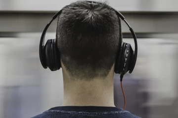 ஹெட்ஃபோன்களை அதிகம் பயன்படுத்தினால், காதுகளில் பாக்டீரியா அதிகரிக்கும்!