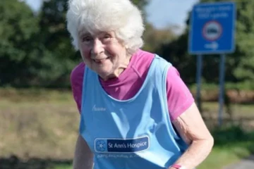 மாரத்தானில் ஓடி அசத்தும் 84 வயதான பிரித்தானிய பாட்டி: உடலை பராமரிக்க உதவுவதாக கருத்து.