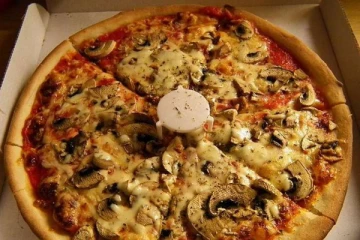 பீட்சா நடுவில் இந்த சின்ன டேபிள் வைப்பது ஏன் தெரியுமா? பலரும் அறிந்திடாத ஒரு தகவல்