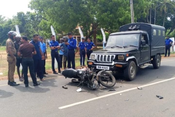 யாழில் கடற்படை வாகனத்துடன் மோட்டார் சைக்கிள் மோதி விபத்து