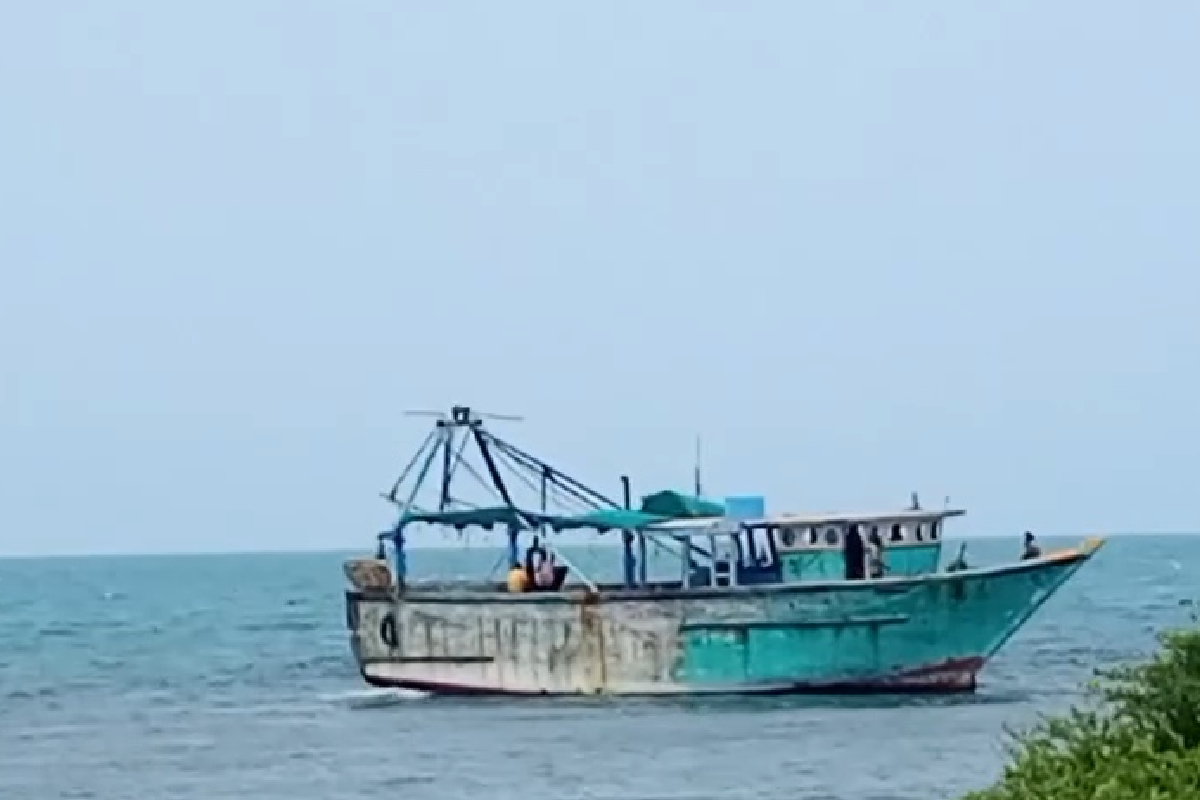 கடல் கொந்தளிப்பு காரணமாக நெடுந்தீவில் கரையொதுங்கிய தமிழக கடற்தொழிலாளர்களின் படகு | Tamilnadu Fishermen S Boat Stranded On Neduntheevu