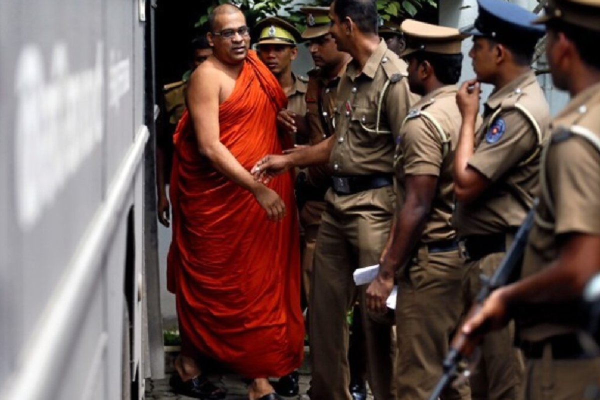 தலைமறைவாகியிருந்த ஞானசார தேரர் நீதிமன்றத்தில் ஆஜர் | Gnanasara Thero Appears In Court தலைமறைவாகியிருந்த ஞானசார தேரர் நீதிமன்றத்தில் ஆஜர் | Gnanasara Thero Appears In Court