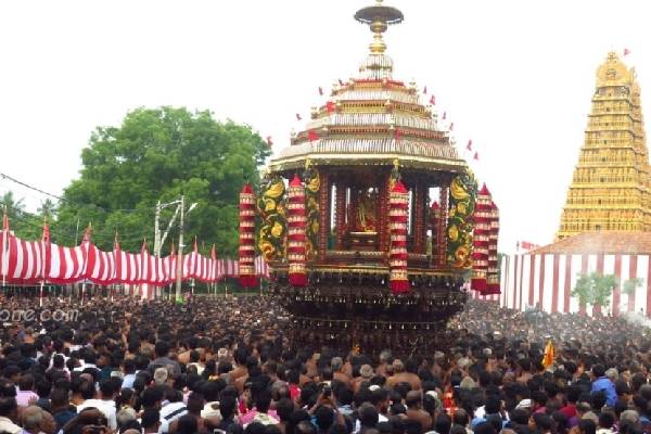 பெருந்திரளான  பக்தர்களின் அரோகரா கோக்ஷம் முழங்க தேரேறி அருள் பாலித்த நல்லூர் கந்தன்! (Photos) | Nallur Kandan Who Blessed Many Devotees