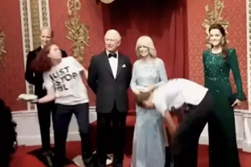 அரசர் சார்லசின் மெழுகு சிலை மீது கேக்கை கொண்டு அடித்த நபர்கள்! பரபரப்பு வீடியோ!