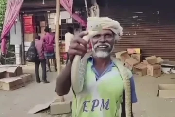 டாஸ்மாக்கிற்கு 7 அடி நீள பாம்புடன் வந்த முதியவர் - அலறி அடித்து ஓடிய குடிமகன்கள்