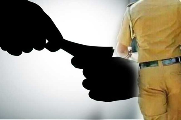 இலஞ்சம் பெறுவதில் பொலிஸார் முன்னிலை! | Police Take The Lead In Accepting Bribes