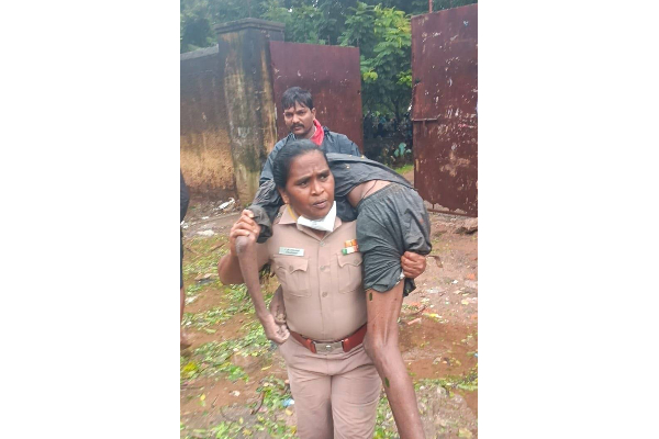 ஒட்டுமொத்த தமிழர்களின் மனங்களை வென்ற ராஜேஸ்வரி: யார் இவர் தெரியுமா? | Rajeswari Police Officer Kind Hearted Women Hero