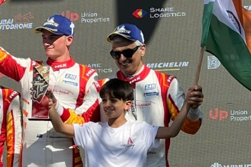 அஜித் பரிசு வாங்கும்போது செய்த நெகிழ்ச்சியான விஷயம்! - வீடியோ பாருங்க