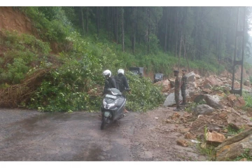 மத்தியமலை நாட்டில் கடும் மழை காரணமாக மண்சரிவு : பொதுமக்களுக்கு விடுக்கப்பட்டுள்ள எச்சரிக்கை (Photos)