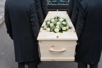 இறந்த பெண்ணின் உறவினர் என்று கூறி இறுதிச்சடங்குக்கு வந்த பெண்... குடும்பத்தினருக்கு காத்திருந்த அதிர்ச்சி