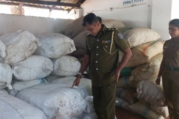 சட்டவிரோதமாக பீடி இலைகளை கடத்த முற்பட்ட மூவர் கைது (Photos)