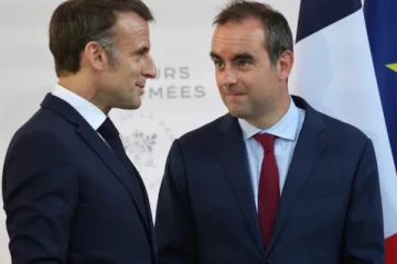 ராஜினாமா செய்தவரையே மீண்டும் பிரான்ஸ் பிரதமராக்கினார் மேக்ரான்