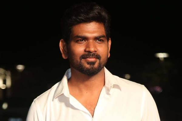 மேடையிலேயே கண்கலங்கி அழுத விக்னேஷ் சிவன்- எமோஷ்னல் நிகழ்ச்சி