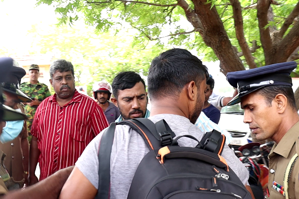 முல்லைத்தீவில் கடற்படை மற்றும் காவல்துறை அடாவடி- ஊடகவியலாளருக்கு அச்சுறுத்தல்! | Sri Lanka Mullaitivu Vadduvakal Journalist Police