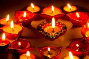 வீட்டில் விளக்கேற்றும் முன்பு இந்த மந்திரத்தை சொல்லுங்க... அதிசயம் நிச்சயம் நடக்கும்