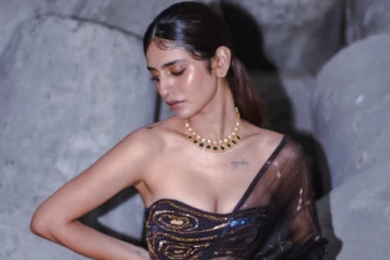 பிரியா வாரியர் சேலையில் படுக்கவர்ச்சி போட்டோஷூட்