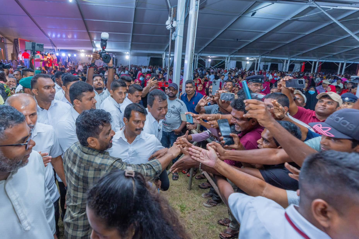 சிறிய கூடாரங்களுக்குள் கூட்டங்களை நடத்தும் நிலையில் அநுர அரசு : முன்னாள் அமைச்சர் குற்றச்சாட்டு | Anura Govt Holding Meetings Inside Small Tents