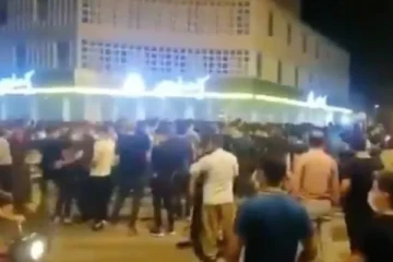 கொளுத்தும் வெயில்... குடிநீருக்காக  வன்முறையில் குதித்த மக்கள்: பொலிஸ் துப்பாக்கிச் சூடு