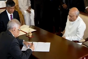 இலங்கையின் புதிய பிரதமராக பதவியேற்றார் தினேஷ் குணவர்தன (Video)