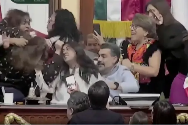 முடியைப் பிடித்து இழுத்துச் சண்டையிட்ட எம்.பிக்கள் ; மெக்சிக்கோ நாடாளுமன்றில் சம்பவம் | Incident At Mexico S Parliament முடியைப் பிடித்து இழுத்துச் சண்டையிட்ட எம்.பிக்கள் ; மெக்சிக்கோ நாடாளுமன்றில் சம்பவம் | Incident At Mexico S Parliament