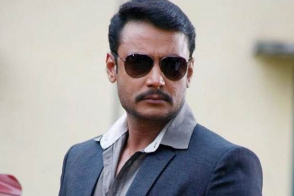 மோசமாக பேசிய பிரபல நடிகர் மீது செருப்பு வீச்சு : பரபரப்பான இசை வெளியிட்டு விழா | Famous Kannada Actor Hit By Slipper