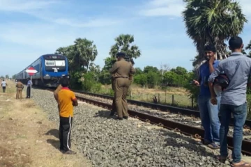 ரயிலுடன் மோதிய கார் ; ஒரே குடும்பத்தை சேர்ந்த மூவருக்கு நேர்ந்த கதி