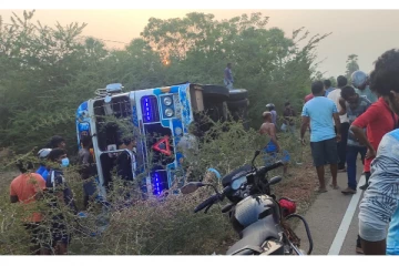 முள்ளிவாய்க்காலில் கவிழ்ந்தது பேருந்து - பலர் படுகாயம்(photos)