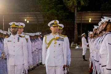 திருகோணமலை கடற்படை மற்றும் கடல்சார் கல்லூரியில் இடம்பெற்ற அணிவகுப்பை மதிப்பாய்வு செய்த இந்திய கடற்படைத் தளபதி