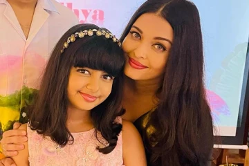 மகளாக இருந்தாலும் லிமிட் இல்லையா.. உதட்டோடு முத்தம் கொடுத்த ஐஸ்வர்யா ராயை வறுத்தெடுக்கும் நெட்டிசன்கள்