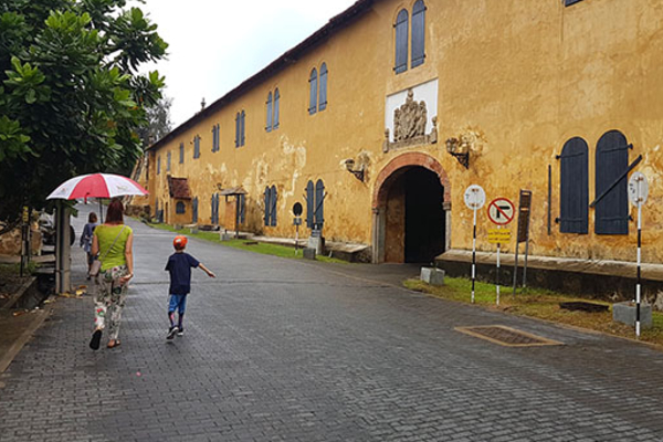 காலி கோட்டை நுழைவாயில்களுக்கு பூட்டு | Locks On The Gates Of Galle Oldfort