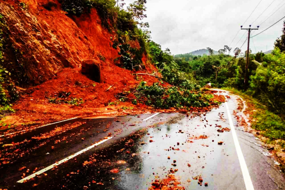 மூன்று மாவட்டங்களுக்கு நிலச்சரிவு எச்சரிக்கை | Landslide Warning Has Been Issued For 3 Districts