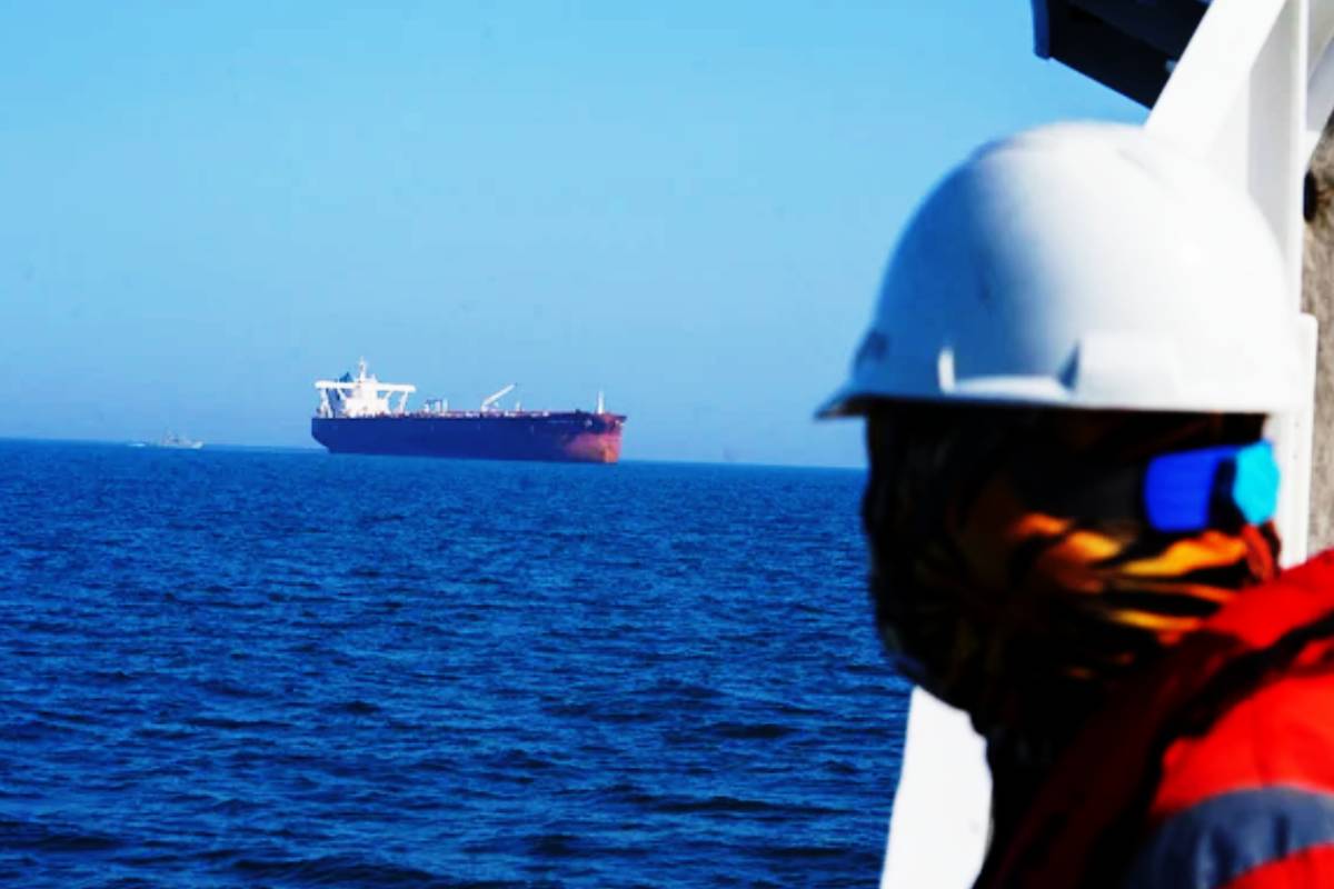 ஹோர்முஸ் நீரிணையில் பதற்றம்: ஈரானியத் தூதரை நேரில் அழைத்து இந்தியா கடும் கண்டனம் | Iran Fires On Indian Flagged Ships Hormuz Strait