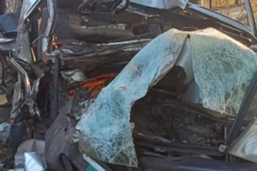 கார் மீது லொறி மோதிய பயங்கர விபத்து! 6 பேர் பலியான பரிதாபம்